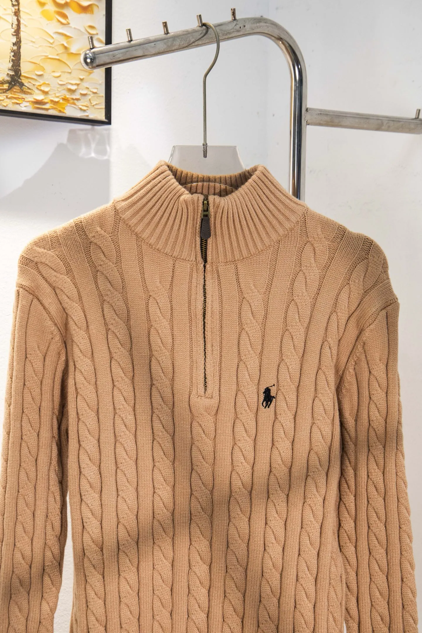 P250 model number: Y196 Ralph Lauren Men's half-zip twist sweater has a really nice style. It can be worn alone or as a jacket to be worn inside or outside. The upper body shows personal fashion charm. Four colors are available. Same style for men and women. A must-have item for new summer products. Hang tag. Hanging beads. Washable packaging bag. Full set of accessories. Very good appearance. Super exquisite workmanship. Size: S-XL